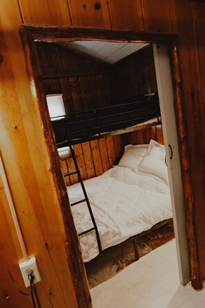 2 bedrooms, free WiFi, bed sheets -  2-bedroom Pet friendly Lake Huron Cottage with Hot Tub in Greenbush (Greenbush)
