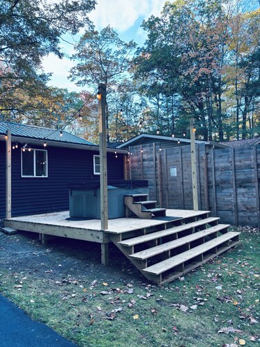  2-bedroom pet friendly Lake Huron cabin with Hot Tub in Greenbush