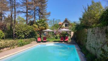 Außenpool (je nach Saison geöffnet), Sonnenschirme, Liegestühle