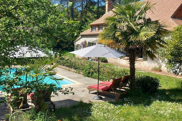 Piscine extérieure (ouverte en saison), parasols de plage