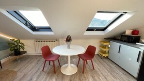 Studio Standard - 1 dubbelsäng - utsikt mot bergen | Eget kök | Kylskåp, mikrovågsugn, spishäll och kaffe- och tebryggare