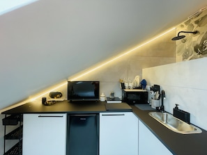 Basic Studio, City View | Private kitchen