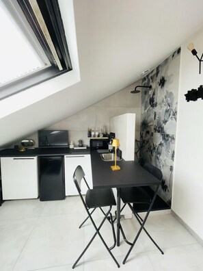 Studio Economy - 1 dubbelsäng | Eget kök | Kylskåp, mikrovågsugn, spishäll och kaffe- och tebryggare