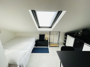 Basic Studio, City View | Living area