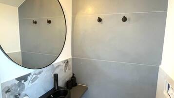 Economy-studio, 1 parisänky | Kylpyhuone | Suihku, ilmaiset hygieniatuotteet, hiustenkuivaaja, bidee