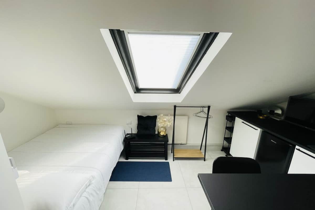 Studio économique, 1 lit double | Espace de travail pour ordinateurs portables, accÚs au Wi-Fi (inclus)