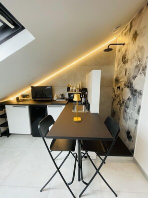 Economy Studio, 1 Double Bed | Private kitchen