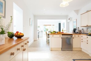Micro-ondes, four, plaque de cuisson, lave-vaisselle