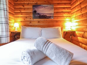 2 bedrooms, individually decorated, individually furnished, free WiFi - Y Bwthyn Pren, Cabin 209, (Blaenau Ffestiniog)