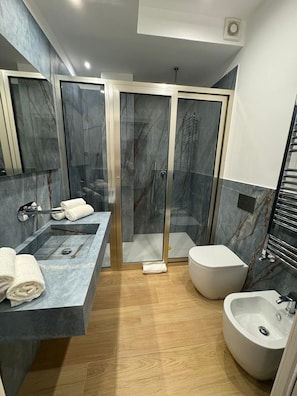 Douche, sèche-cheveux, bidet, serviettes fournies