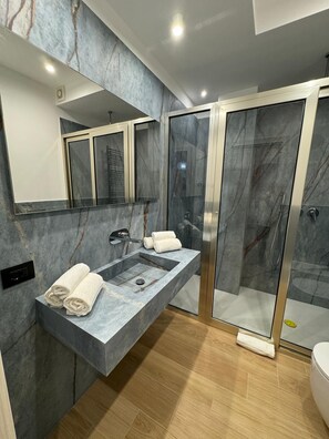 Dusche, Haartrockner, Bidet, Handtücher