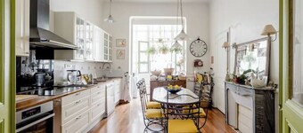 Triple guest room, 10 mins from the beach, beautiful buildingNice center