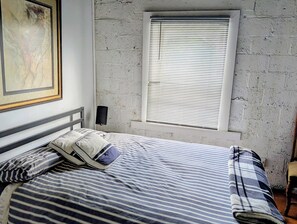 5 bedrooms, iron/ironing board, WiFi, bed sheets