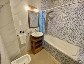 Secador de cabelo, bidê, toalhas de banho, papel higiênico