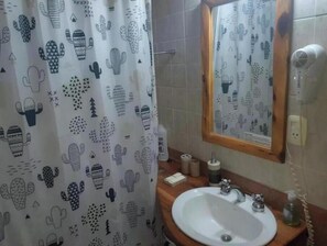Haartrockner, Bidet, Handtücher, Toilettenpapier