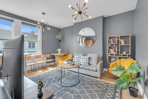 Appartamento Superior, balcone | Area soggiorno | TV 26 pollici con canali via cavo