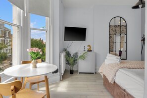 Deluxe studio | Woonruimte | Een 26-inch televisie met kabelzenders