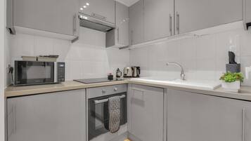 Standard Apartment | Private kitchen | Coffee/tea maker, electric kettle