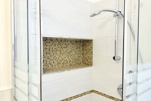 Regadera, bidet, toallas 