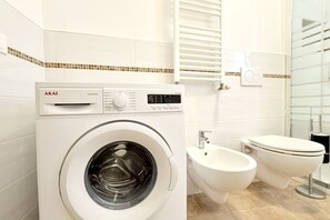 Regadera, bidet, toallas 