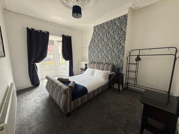 5 bedrooms, iron/ironing board, free WiFi, bed sheets