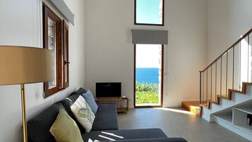 Deluxe-Villa, Meerblick | Wohnbereich | Flachbildfernseher