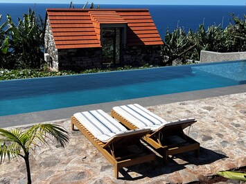 Piscine à débordement