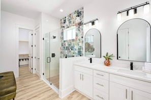 Douche, séchoir à cheveux, serviettes fournies