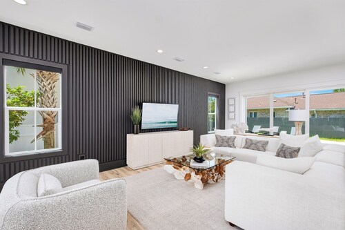 Sea La Vie: Private beach steps away, Golf cart, Heated pool & hot tub