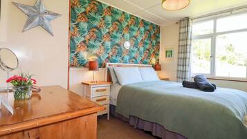 1 bedroom, individually decorated, individually furnished