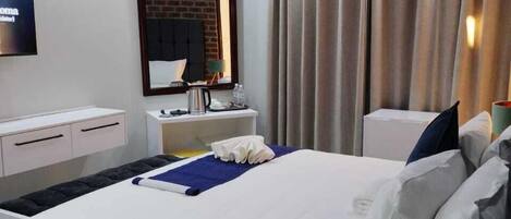 Ropa de cama de alta calidad y caja de seguridad en la habitación