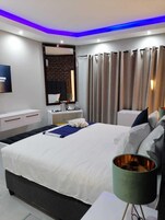 Ropa de cama de alta calidad y caja de seguridad en la habitación