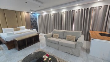 Ropa de cama de alta calidad y caja de seguridad en la habitación 