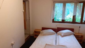 A small, single-bed room with a window overlooking greenery. - Pensiunea Szurdok - Antonia Panzió (Baile Tusnad)