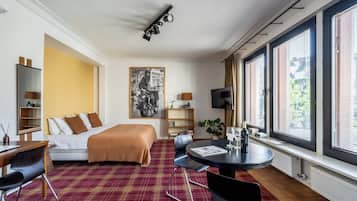 Habitación doble Deluxe, vista a la ciudad | Ropa de cama de alta calidad y caja de seguridad en la habitación