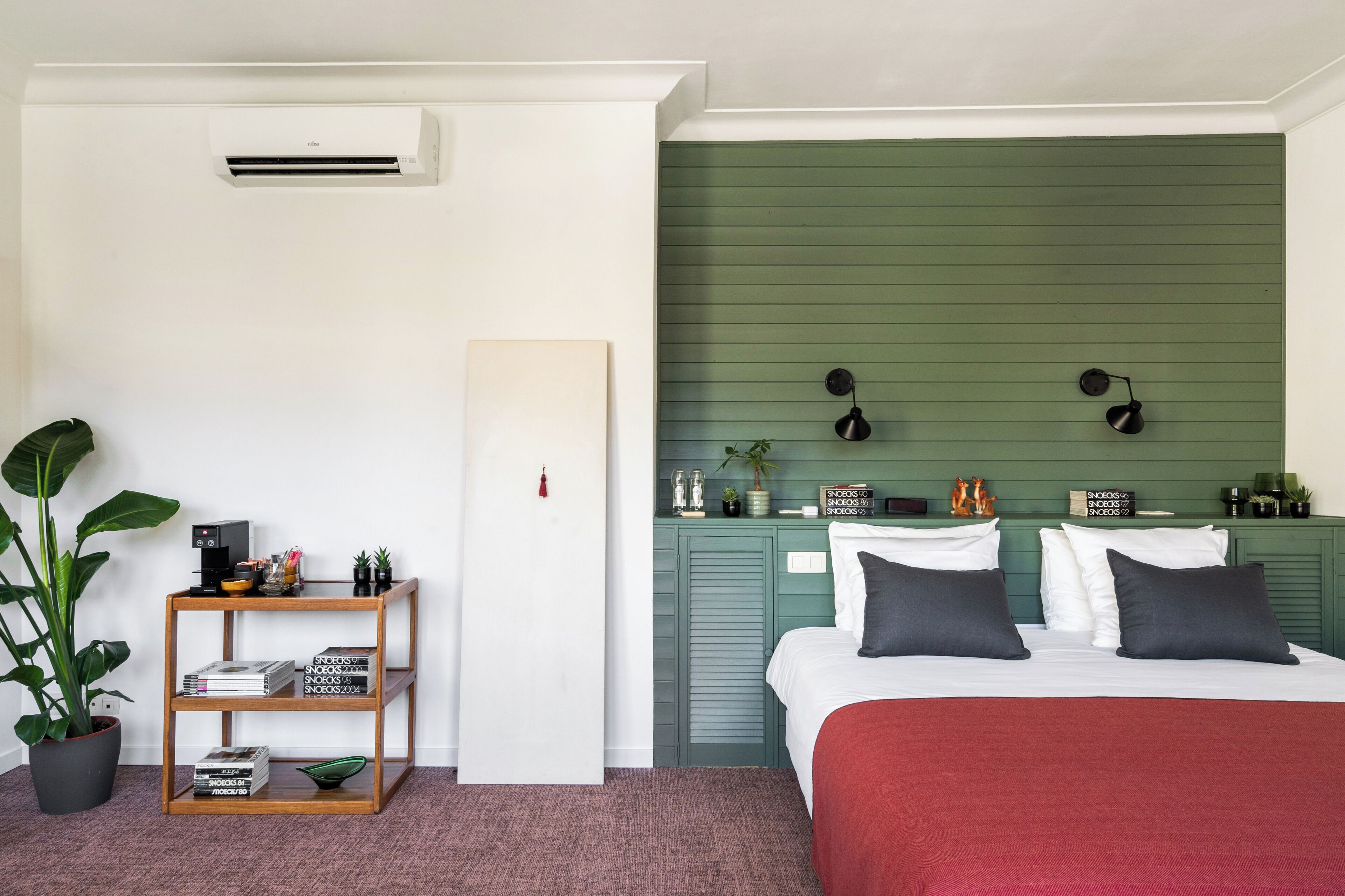 Superior Suite, 1 King Bed, Housekeeping, City View | Living area | 40-inch Smart TV with cable channels, Netflix, Hulu