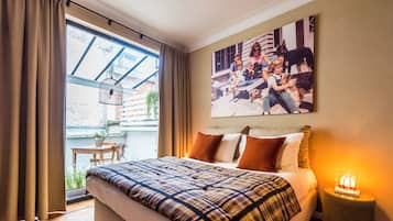 Deluxe appartement, patio, uitzicht op stad | Luxe beddengoed, een kluis op de kamer, verduisterende gordijnen