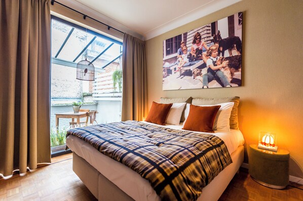 Departamento Deluxe, patio, vista a la ciudad | Ropa de cama de alta calidad y caja de seguridad en la habitación 