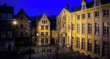 A place - Vrijdagmarkt 1