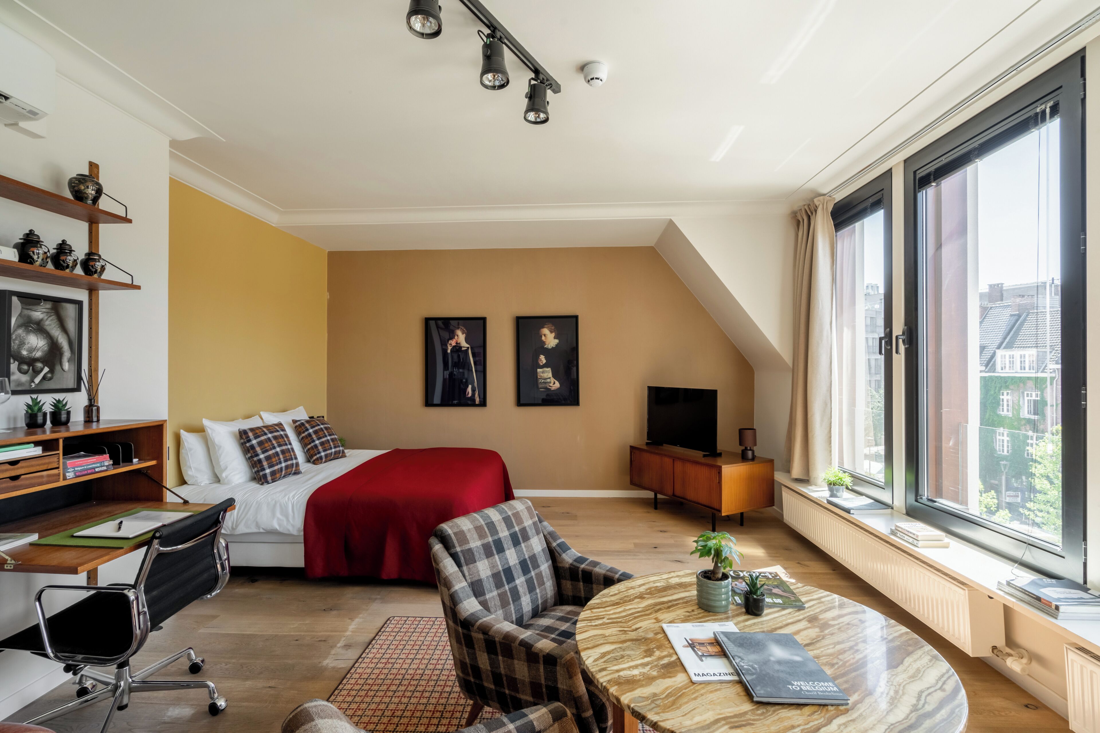 Habitación doble Deluxe, vista a la ciudad | Área de sala de estar | Smart TV de 40 pulgadas con canales por cable, Netflix y Hulu 
