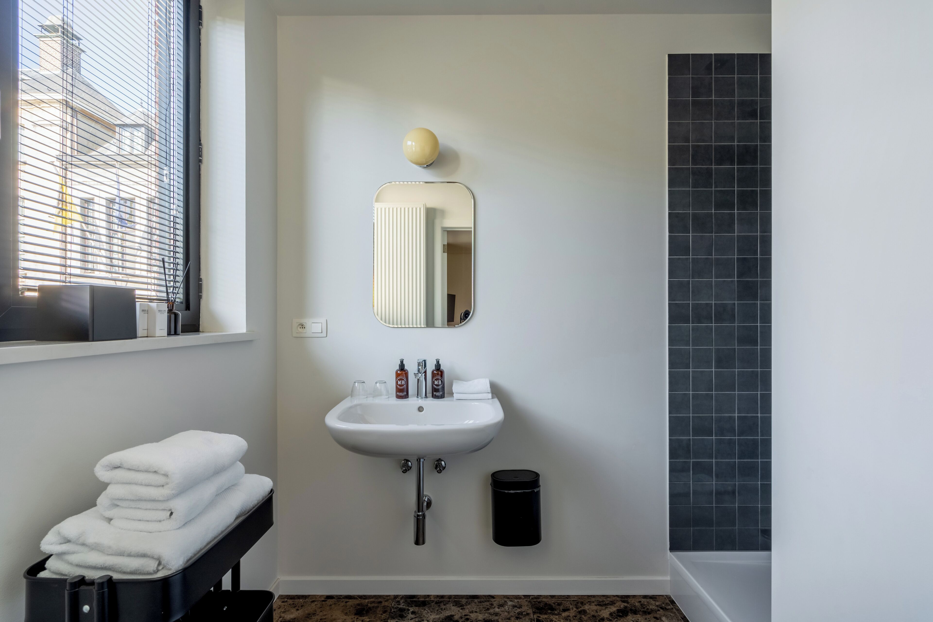 Habitación doble Deluxe, vista a la ciudad | Baño | Batas 