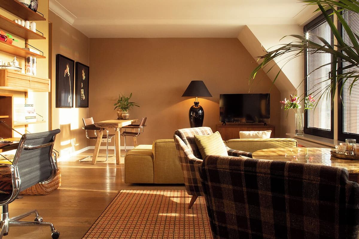 Deluxe Apartment, City View | Living area