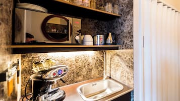 Fridge, microwave, espresso maker, coffee/tea maker