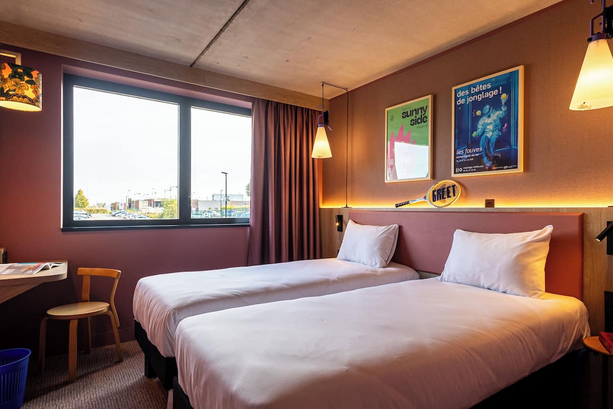 Free WiFi, bed sheets