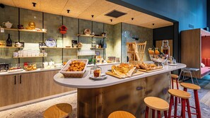 Desayuno buffet diario (EUR 13 por persona)