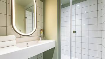 Familiekamer, Meerdere bedden (POP) | Badkamer | Een douche, handdoeken