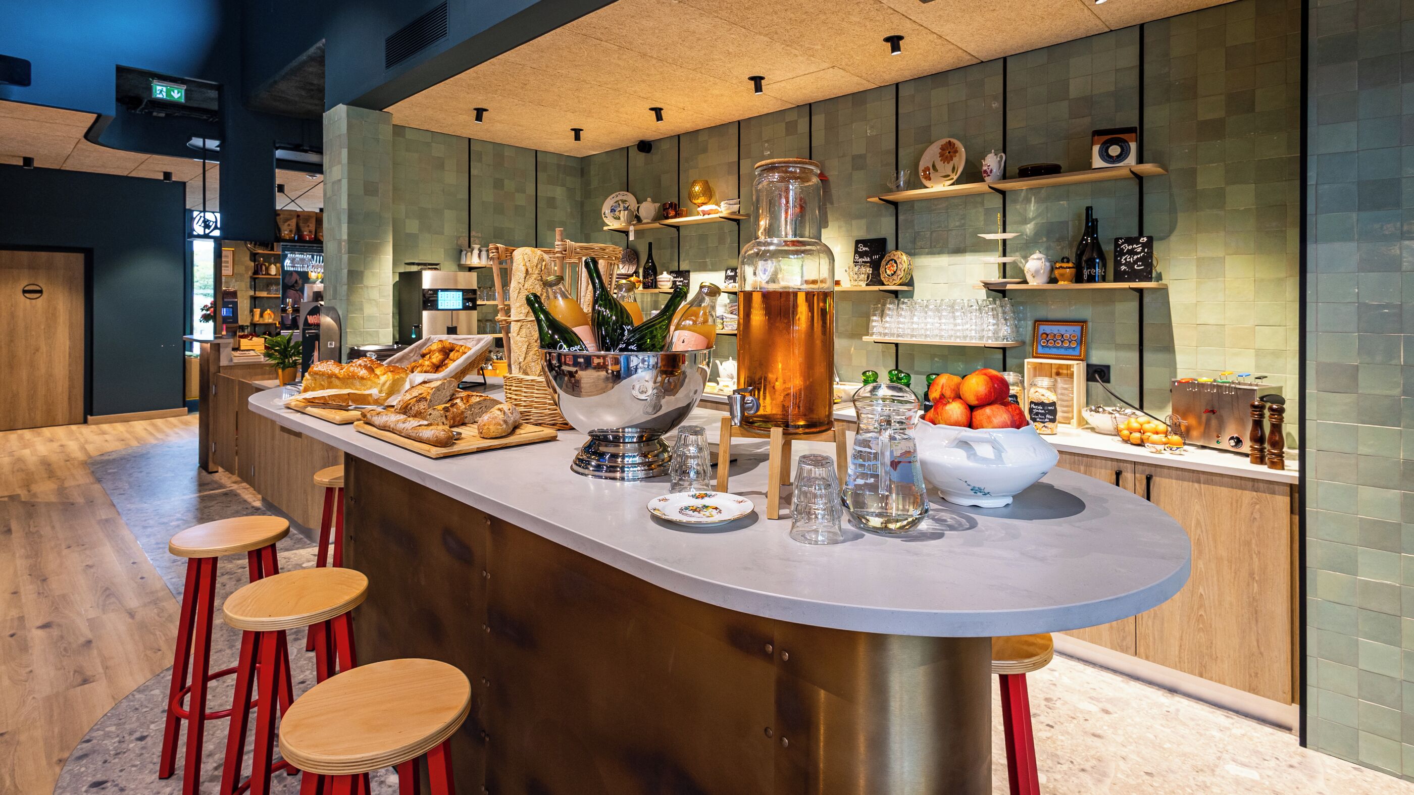 Se ofrece un desayuno bufé todos los días (13.5 EUR por persona)