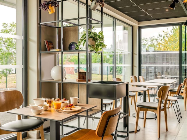 Desayuno buffet todos los días (con cargo) 
