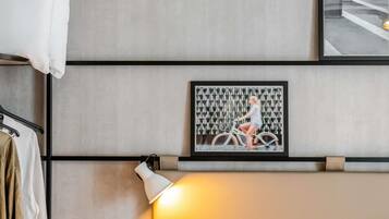 Espacio para trabajar con un portátil y cortinas opacas