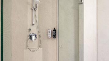 Douche, serviettes fournies